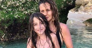 Kemény kritikákat kap a híres színésznő, aki arról posztolt, hogy rendszeresen együtt fürdik 9 éves fiával - Alicia Silverstone