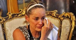 Sharon Stone szomorú vallomása: azért döntött az örökbefogadás mellett, mert előtte 9-szer vesztette el a kisbabáját