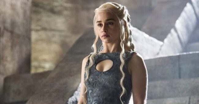 Emilia Clarke kitálalt: szerinte a férfi színészeket jobban kezelték a Trónok harca forgatásán, mint a nőket