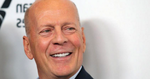Bruce Willis szájharmonikázó videójánál nem fogsz ma meghatóbb dolgot látni