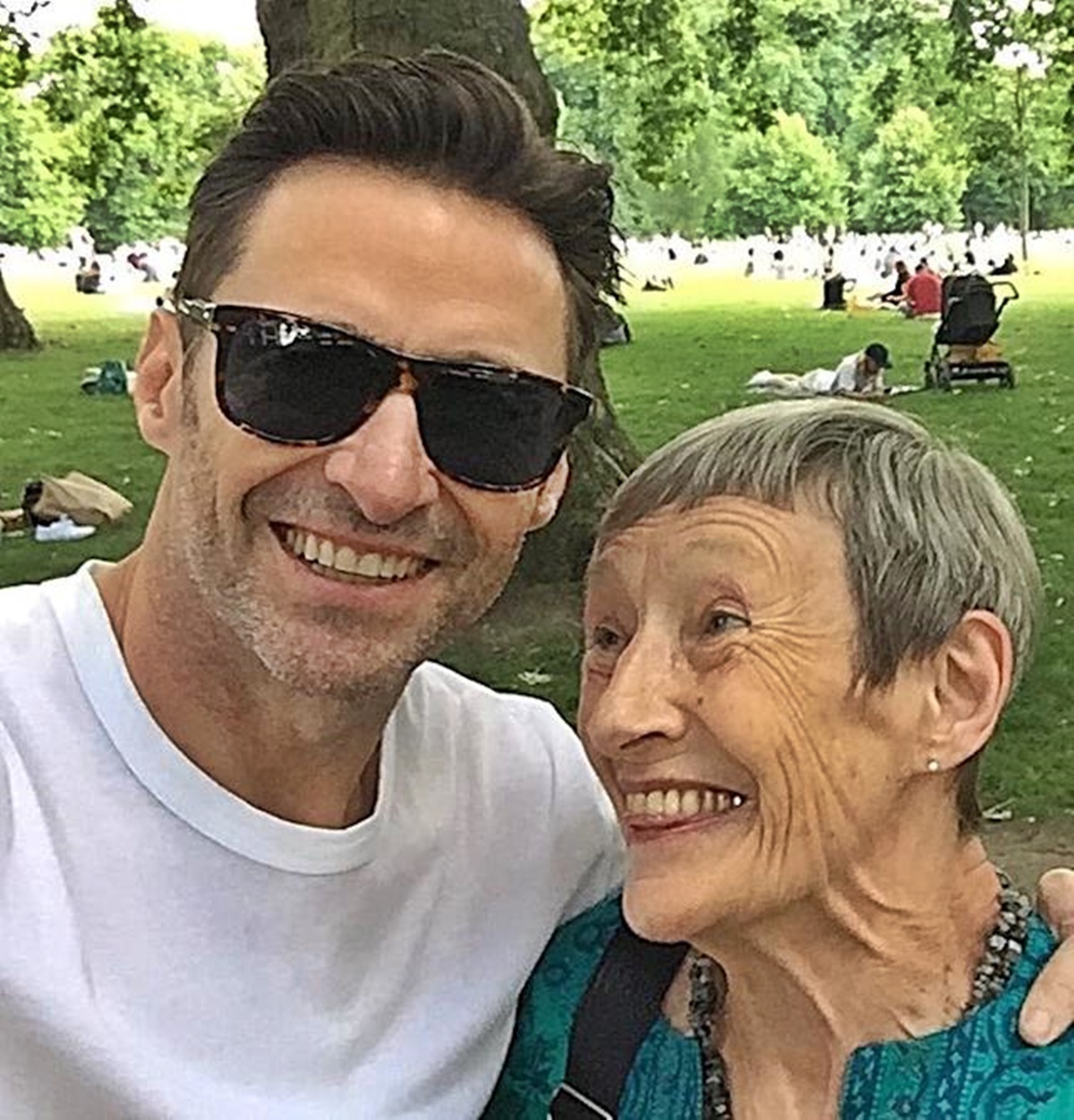 Hugh Jackman anyukája 8 éves korában elhagyta őt - 70 évvel később tudott neki megbocsátani