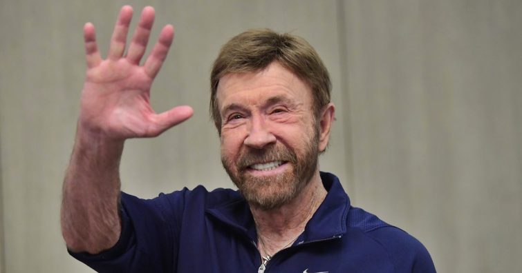 A 82 éves Chuck Norris elárulta, hogy imádja a róla szóló vicceket