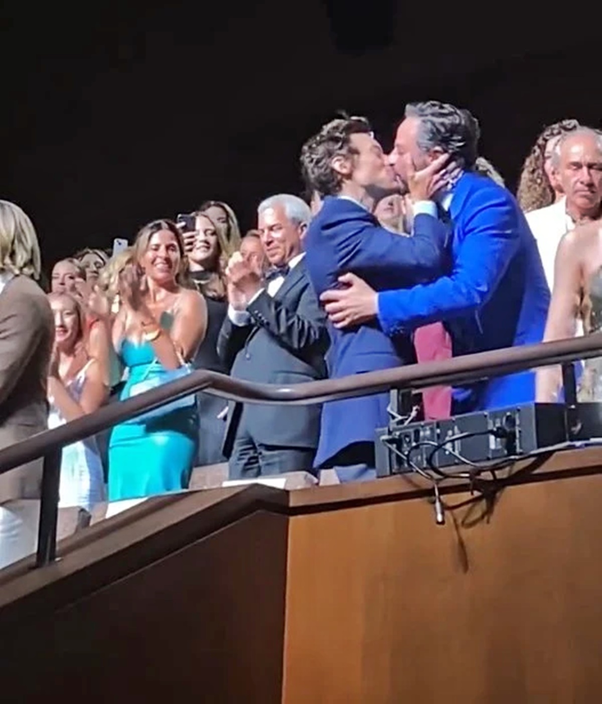 Harry Styles és Nick Kroll meleg csókját 5 perces álló ováció fogadta a Velencei Filmfesztiválon