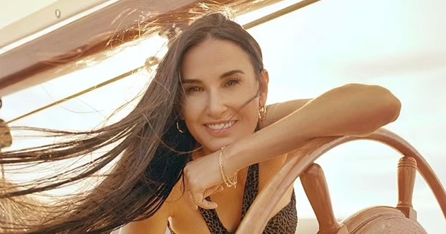 Demi Moore 59 évesen bikinis fotózást vállalt: a színésznő még mindig elképesztő formában van