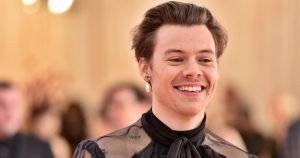 Harry Styles és Nick Kroll meleg csókját 5 perces álló ováció fogadta a Velencei Filmfesztiválon