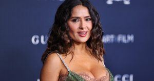 Salma Hayek fürdőruhás képétől fölrobbant az internet! Ilyen bombanő 56 évesen is a színésznő (Fotók!)