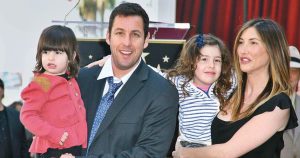 Ők Adam Sandler ritkán látott lányai: Friss fotókon a 17 éves Sadie és a 14 éves Sunny