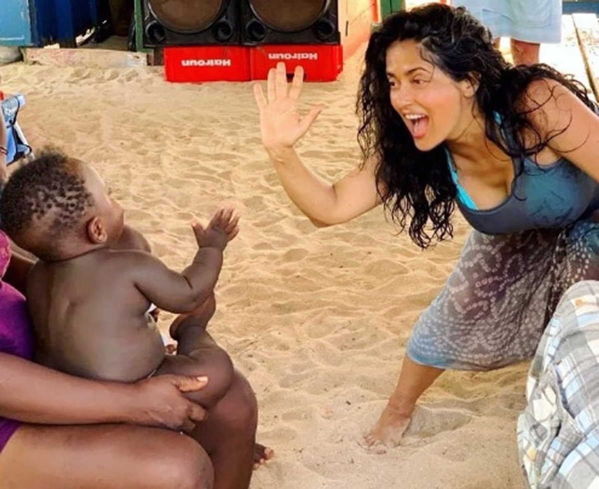 Salma Hayek felidézte azt az esetet, amikor egyszer szoptatta egy idegen éhes babáját