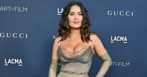 Salma Hayek senki fantáziáját nem bízta a véletlenre - A csodálatos színésznő elképesztő ruhában pózolt