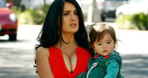 Le a kalappal! Az 56 éves Salma Hayek 15 éves lánya, Valentina épp olyan meseszép, mint az anyukája