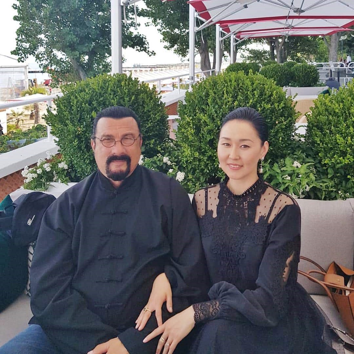 Az asszisztensét vette el feleségül – Ő Steven Seagal ritkán látott felesége - Erdenetuya Batsukh