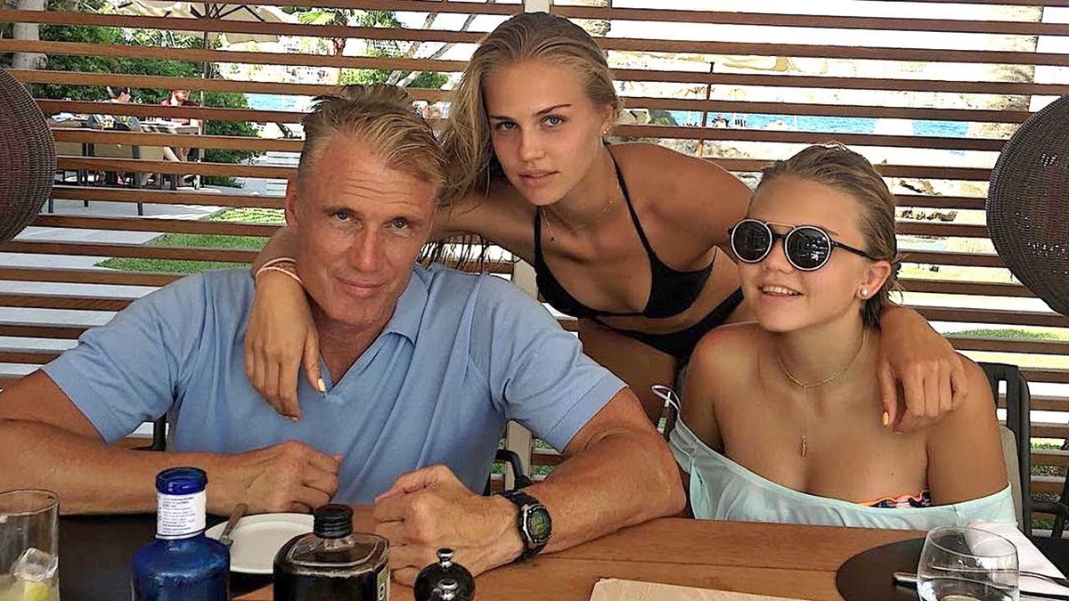 Le a kalappal! A 64 éves Dolph Lundgren lányai, a 26 éves Ida és a 20 éves Greta egyszerűen meseszépek
