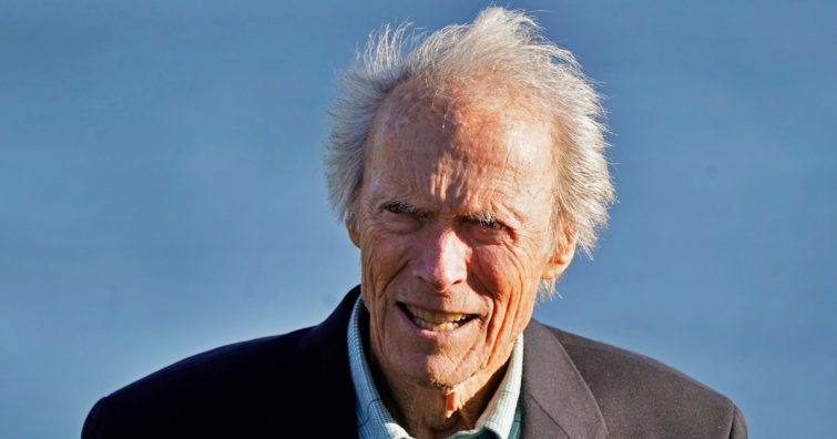 Kevesen láthatták eddig: Ő a 93 éves Clint Eastwood 29 éves barátnője