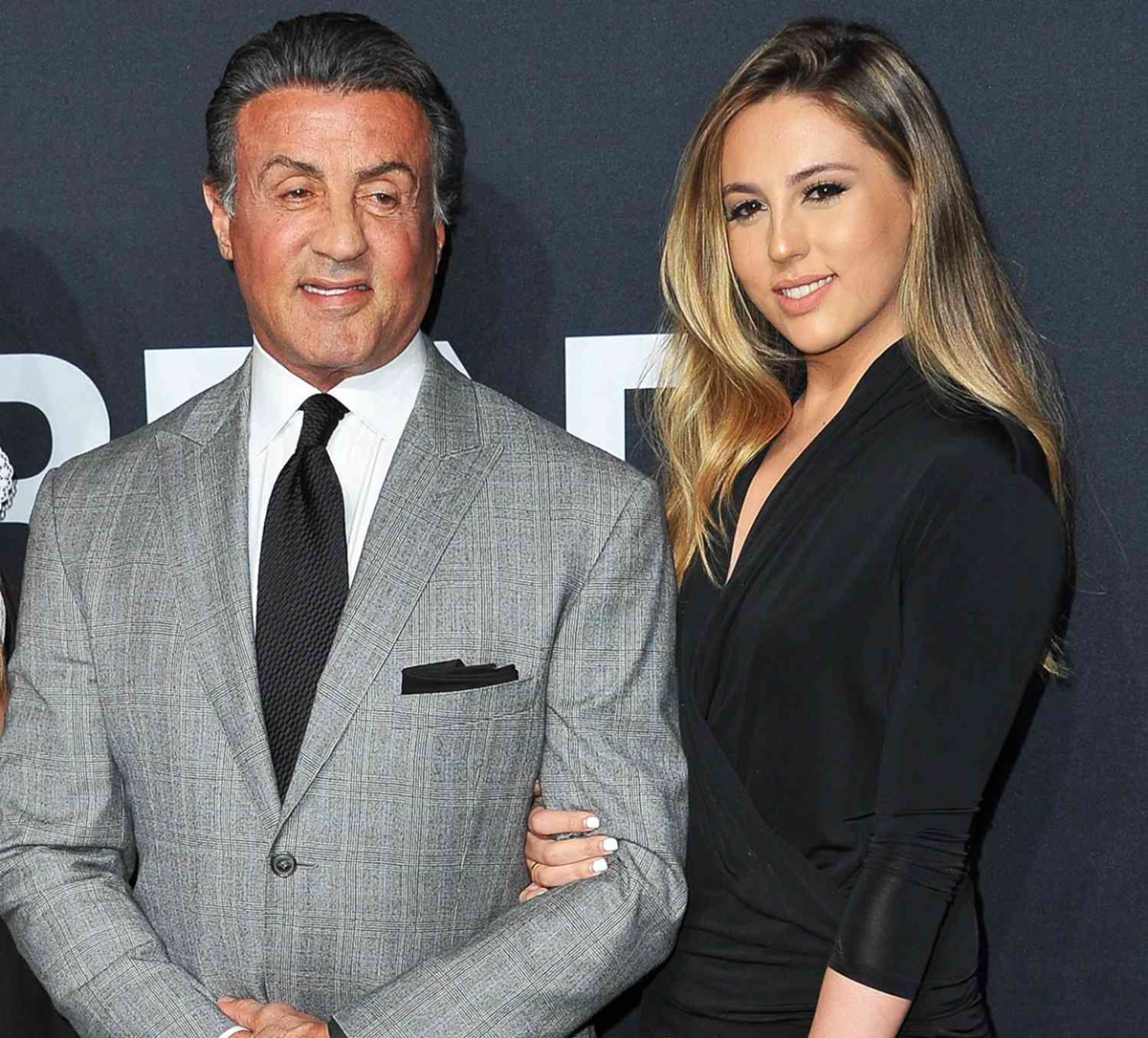 Sylvester Stallone legidősebb lánya elbűvölő szépség: friss fotókon a 26 éves Sophia Stallone