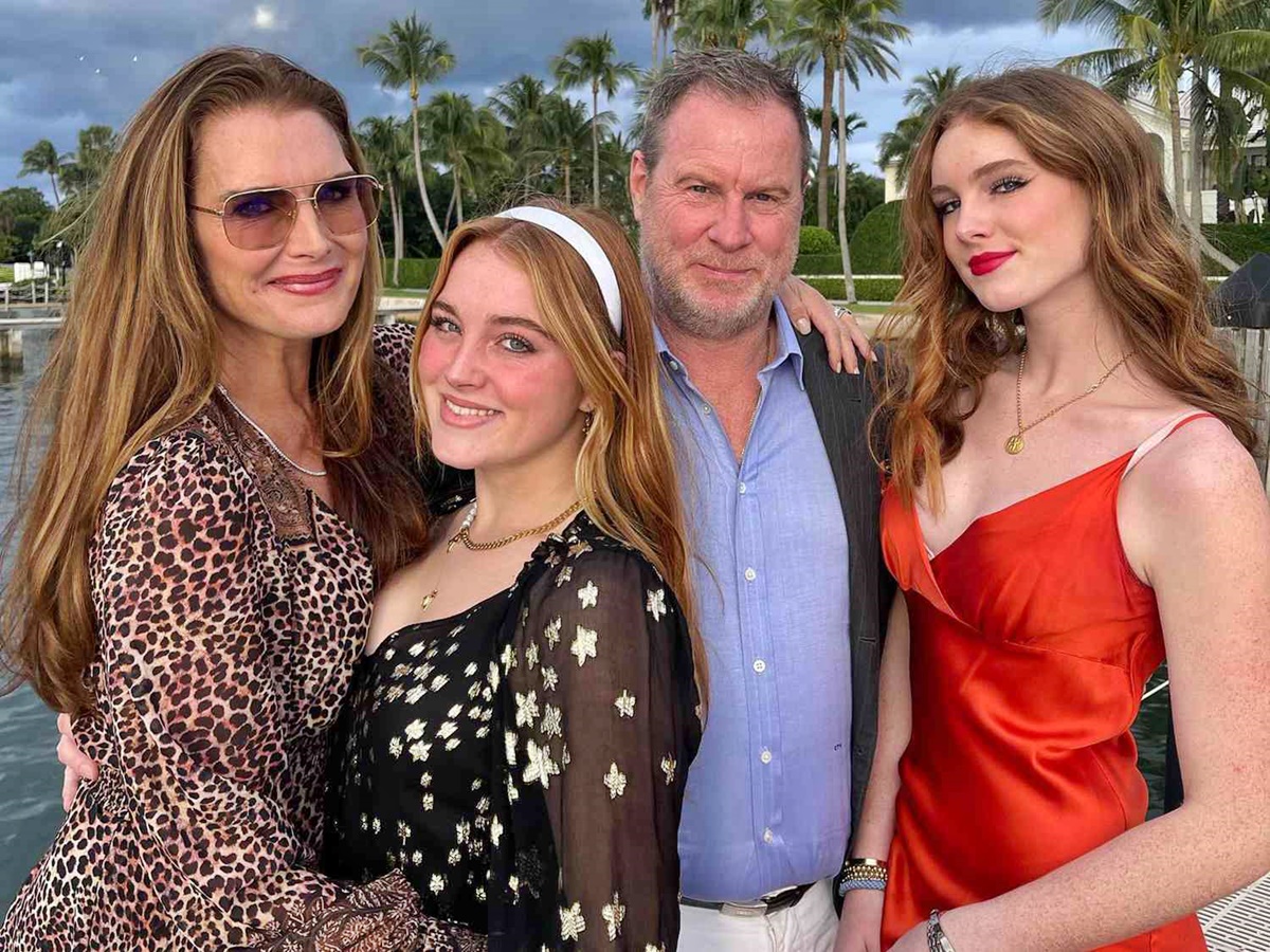 Brooke Shields gyönyörű lányai örökölték anyjuk szépségét - Friss fotókon a 19 éves Rowan és 16 éves Grier