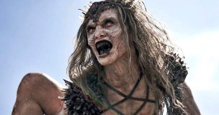 Felismeri? Így néz ki a valóságban A halottak hadserege ocsmány zombikirálynője - Athena Perample