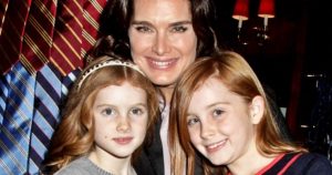 Brooke Shields gyönyörű lányai örökölték anyjuk szépségét - Friss fotókon a 20 éves Rowan és 17 éves Grier