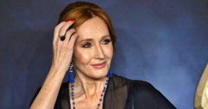 Le a kalappal! Az 57 éves J. K. Rowling 29 éves lánya, Jessica épp olyan meseszép, mint az anyukája