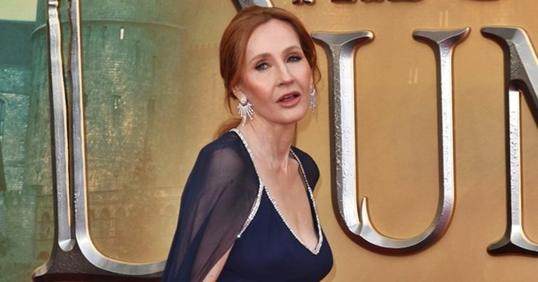 Le a kalappal! Az 58 éves J. K. Rowling 30 éves lánya, Jessica épp olyan meseszép, mint az anyukája
