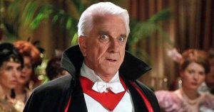 Szinkron nélkül beszélt magyarul Leslie Nielsen, a Csupasz pisztoly-filmek legendás sztárja (Videó!)