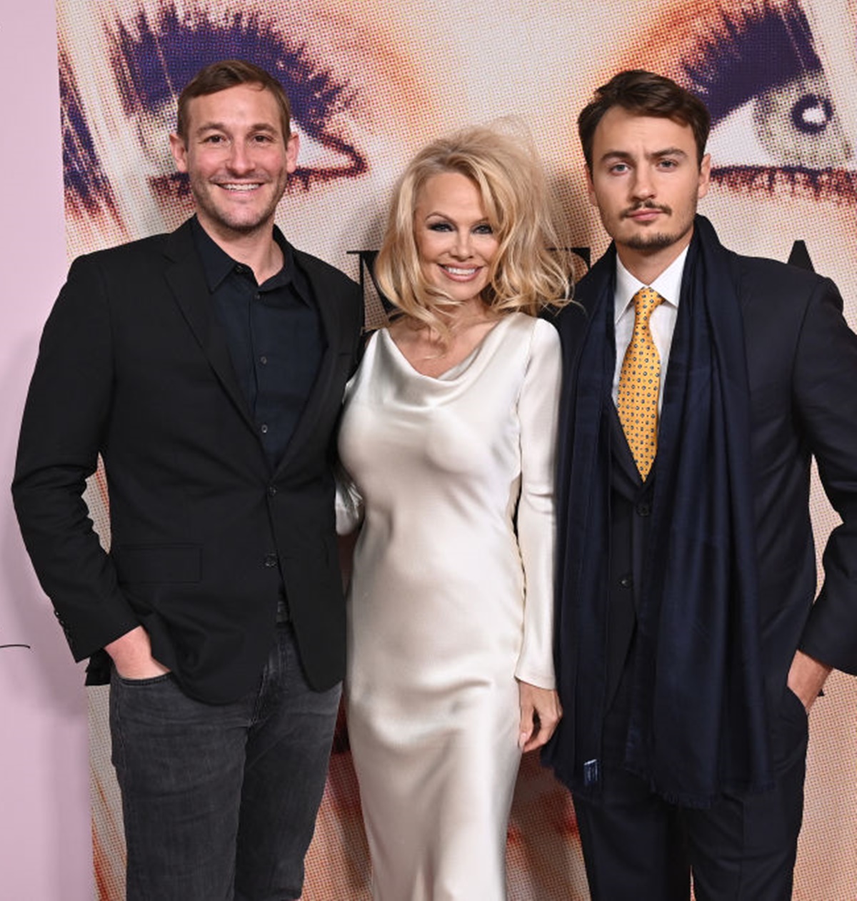 Pamela Anderson fiaiból piszok jóképű fiatalemberek lettek – Fotókon a ritkán látott Brandon és Dylan