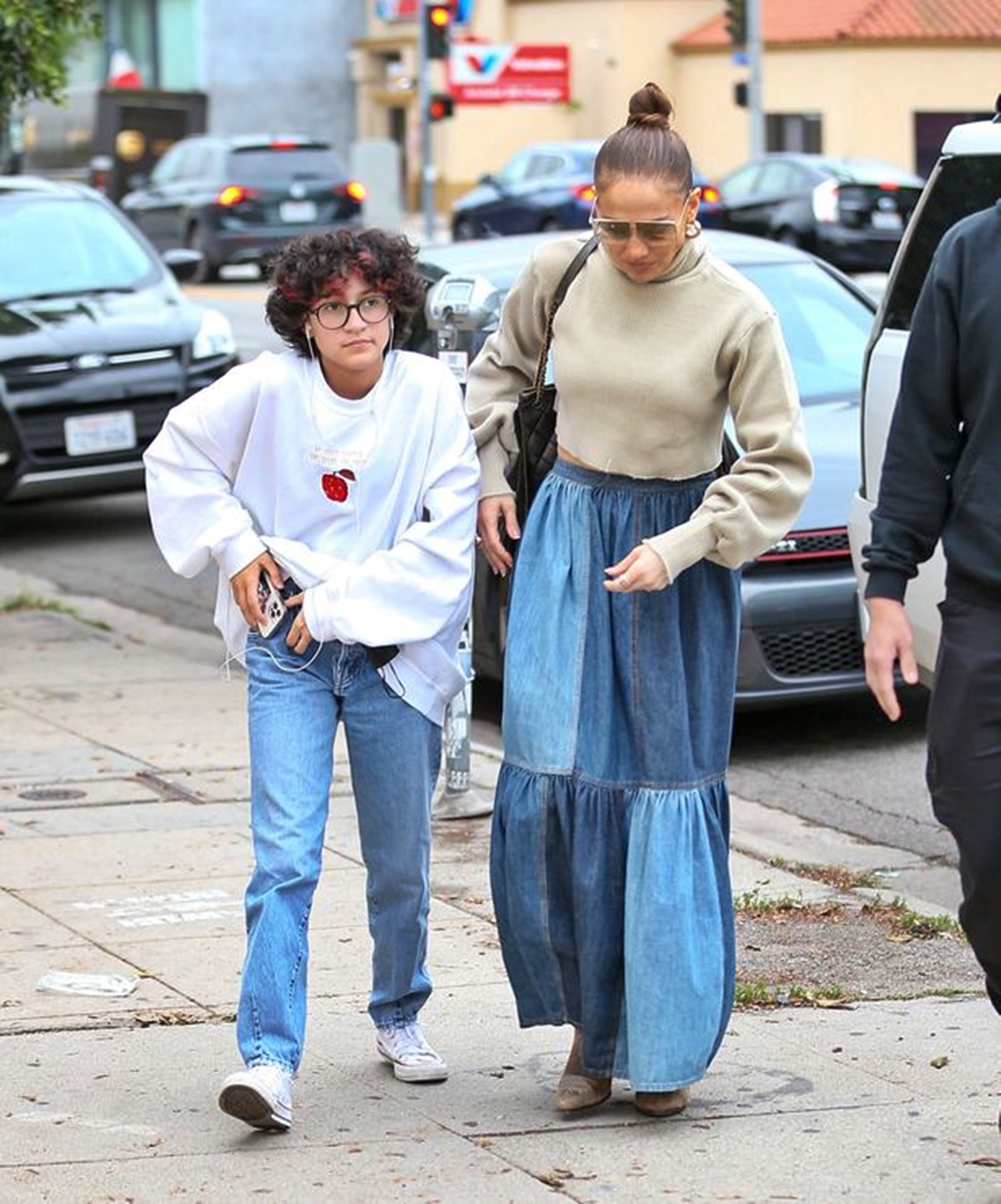 Le a kalappal! Az 53 éves Jennifer Lopez 15 éves lánya, Emme épp olyan meseszép, mint az anyukája