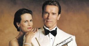 Schwarzenegger kultfilmjén a sor: a színész akció-vígjátékát rasszistának és szexistának bélyegezték - Két tűz között