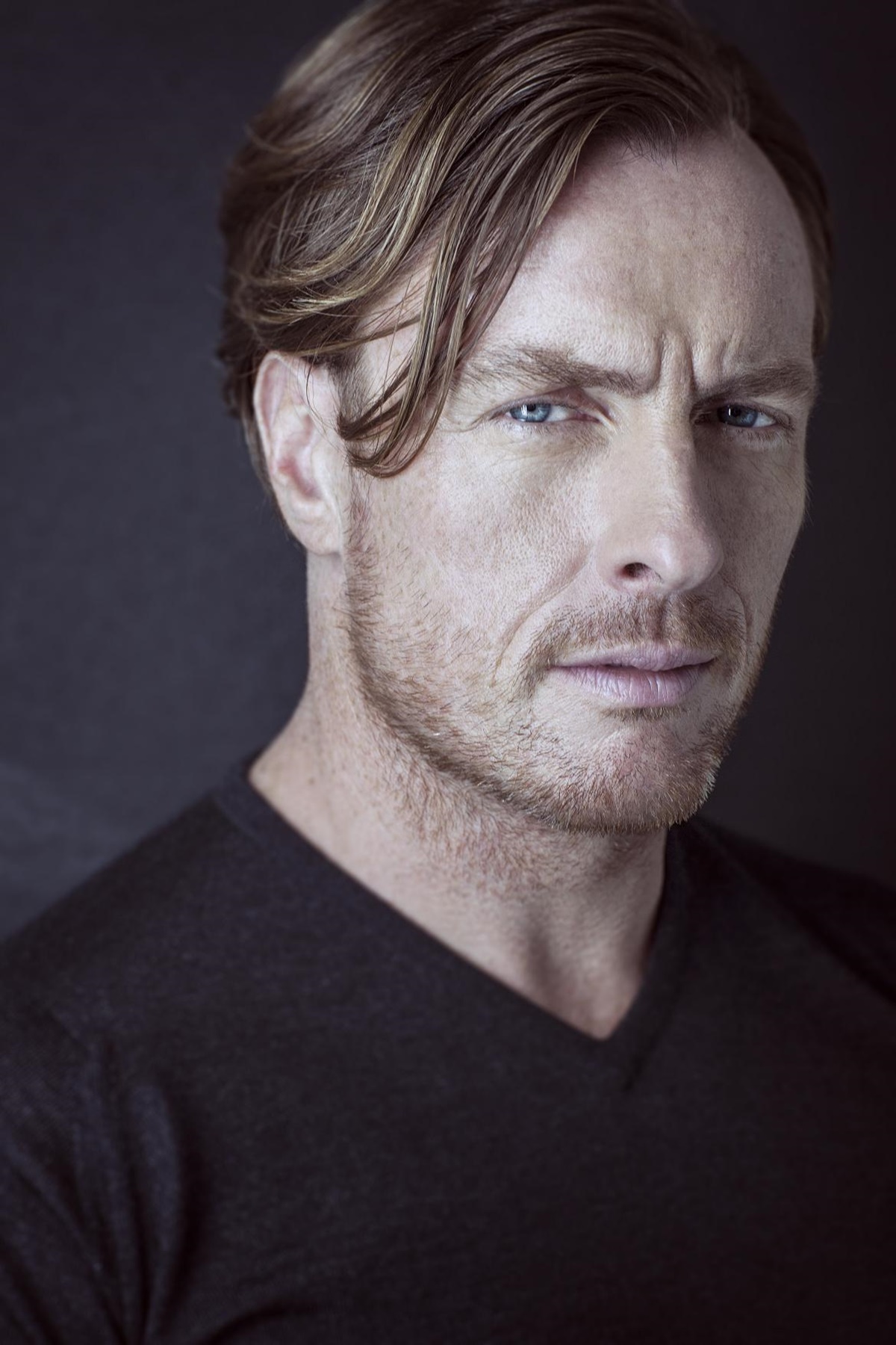 Ő volt a Jane Eyre hősszerelmes szuperpasija – Így néz ki most a szívtipró Toby Stephens