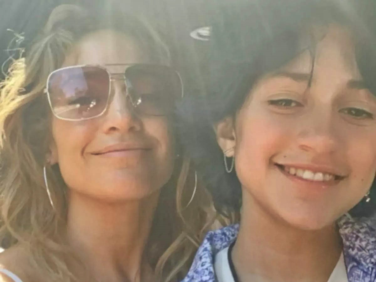 Le a kalappal! Az 53 éves Jennifer Lopez 15 éves lánya, Emme épp olyan meseszép, mint az anyukája