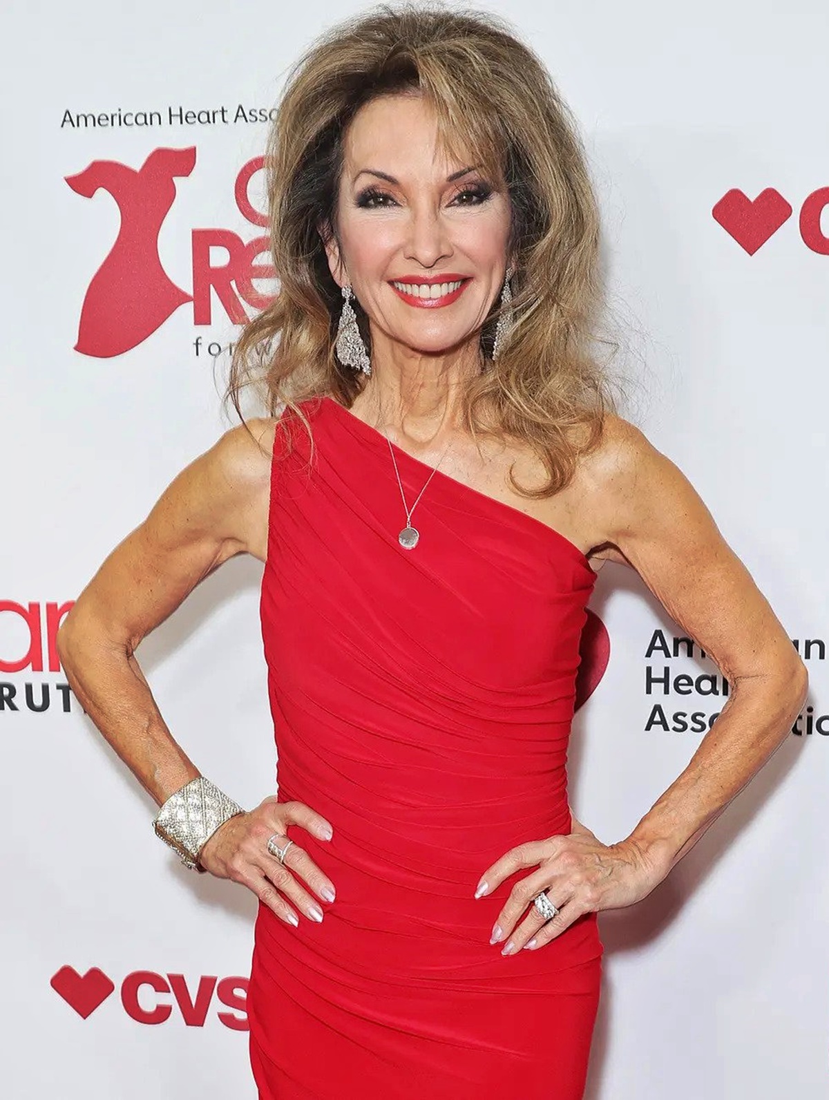 Már 76 éves a Dallas sötét hajú szépsége! Susan Lucci a mai napig elbűvölő