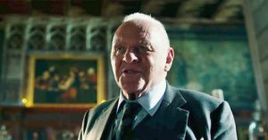 Anthony Hopkins zseninek nevezte a Transformers-filmek rendezőjét