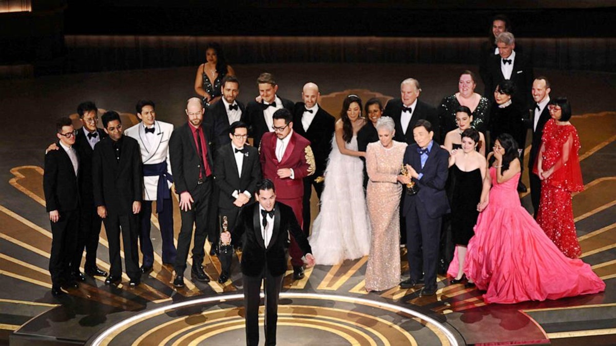 Oscar-díjátadó 2023: Esélyt sem adott senkinek, 7 Oscar-díjat nyert a Minden, mindenhol, mindenkor