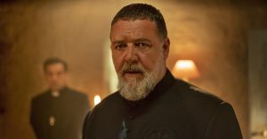 Új magyar nyelvű előzetest kapott a Russell Crowe főszereplésével érkező A pápa ördögűzője