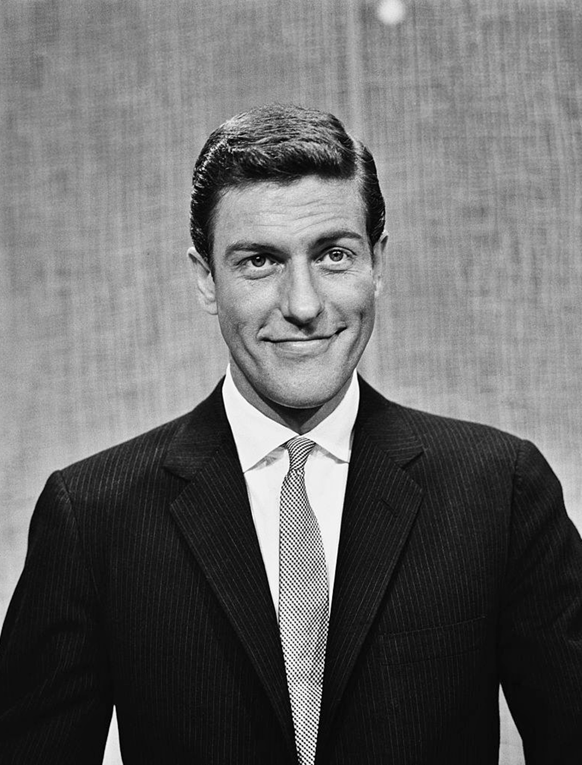 Dick Van Dyke fiatalkori fotója – Elképesztően jóképű volt a 97 éves színészlegenda