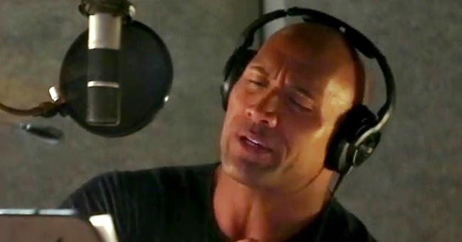 Garantáltan megolvad a szíved, ha meghallod Dwayne Johnson-t, ahogy énekel (Videó!)