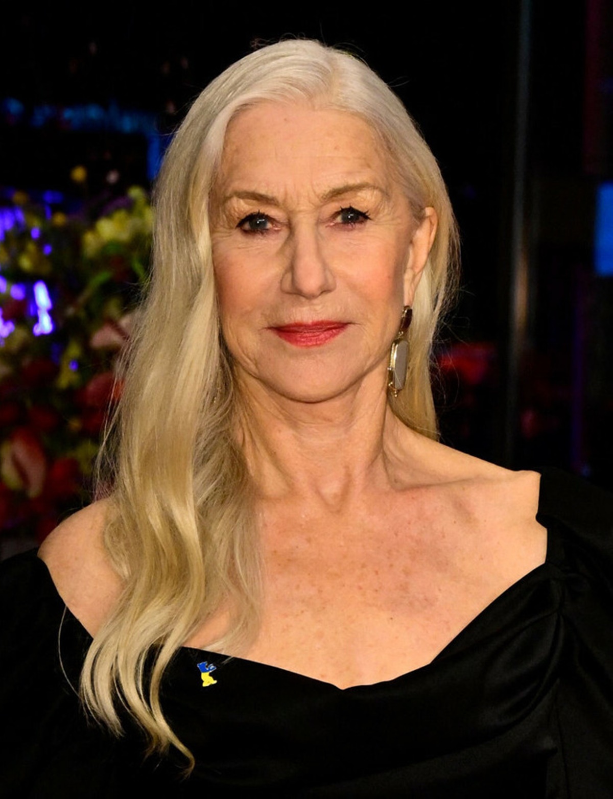 A 77 éves Helen Mirren visszautasítja azt az elképzelést, hogy az idősebb nőknek nem áll jól a hosszú haj