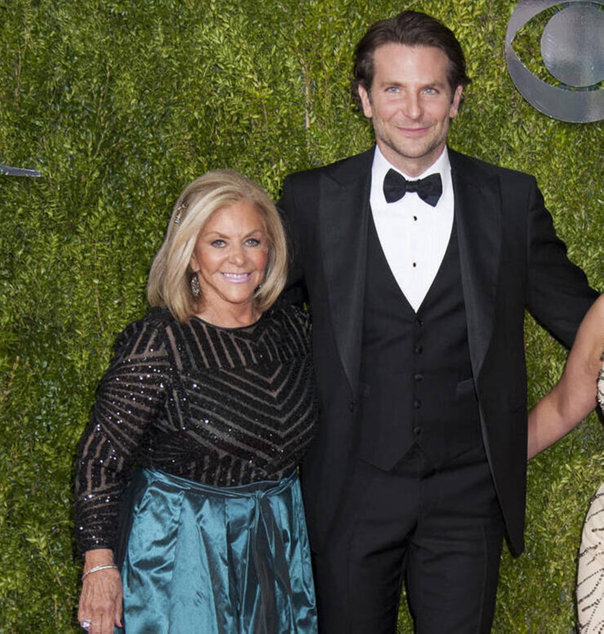 Miért él Bradley Cooper 48 évesen még mindig az édesanyjával?