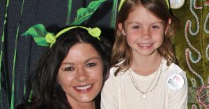 Le a kalappal! Az 53 éves Catherine Zeta-Jones 20 éves lánya, Carys épp olyan meseszép, mint az anyukája