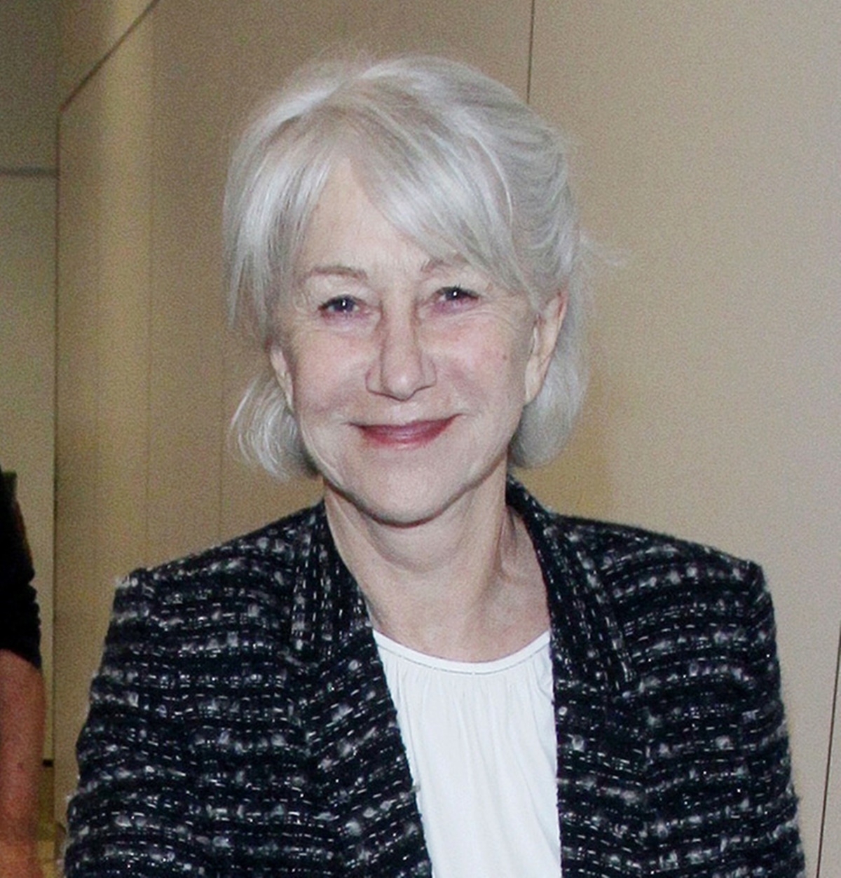 A 77 éves Helen Mirren visszautasítja azt az elképzelést, hogy az idősebb nőknek nem áll jól a hosszú haj