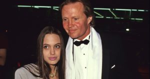 Angelina Jolie évekig nem állt szóba híres édesapjával: ez a rettenetes dolog volt a hátterében