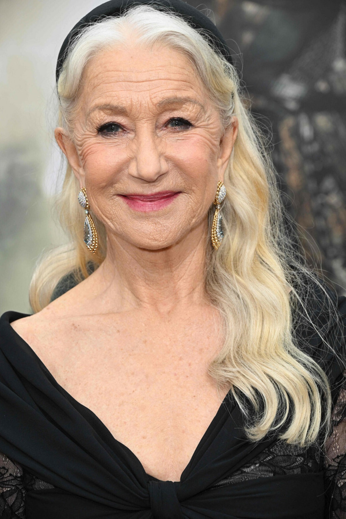 A 77 éves Helen Mirren visszautasítja azt az elképzelést, hogy az idősebb nőknek nem áll jól a hosszú haj