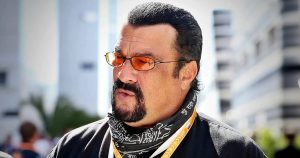 Kitálalt a leszbikus színésznő: Steven Seagal egy megbeszélésen molesztálta őt