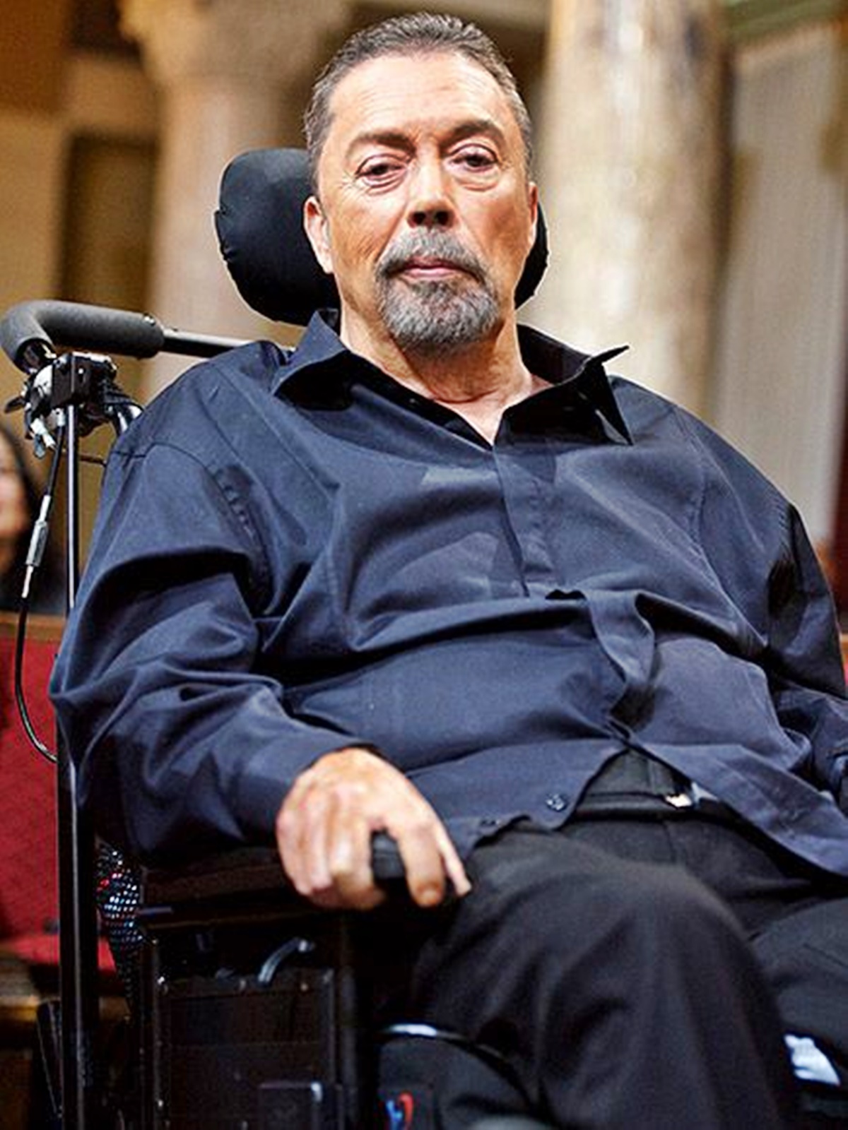 Sokkoló fotókon a 77 éves Tim Curry - Sztrókja után rá sem ismerni a Reszkessetek, betörők! sztárjára