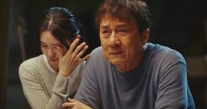 Jackie Chan egy szívszorító videóban sírja el magát, amelyben saját maga mutatványait nézi