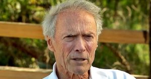 Kevesen láthatták eddig: Ő a 93 éves Clint Eastwood 29 éves barátnője