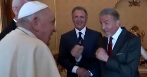 "Készen áll? Bokszolunk?" Sylvester Stallonét a családjával együtt magánaudencián fogadt a pápa (Videó!)