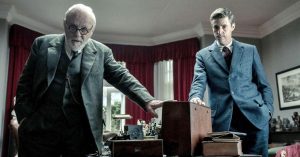 Anthony Hopkins és Matthew Goode vitázik Isten létezéséről a Freud’s Last Session új előzetesében!