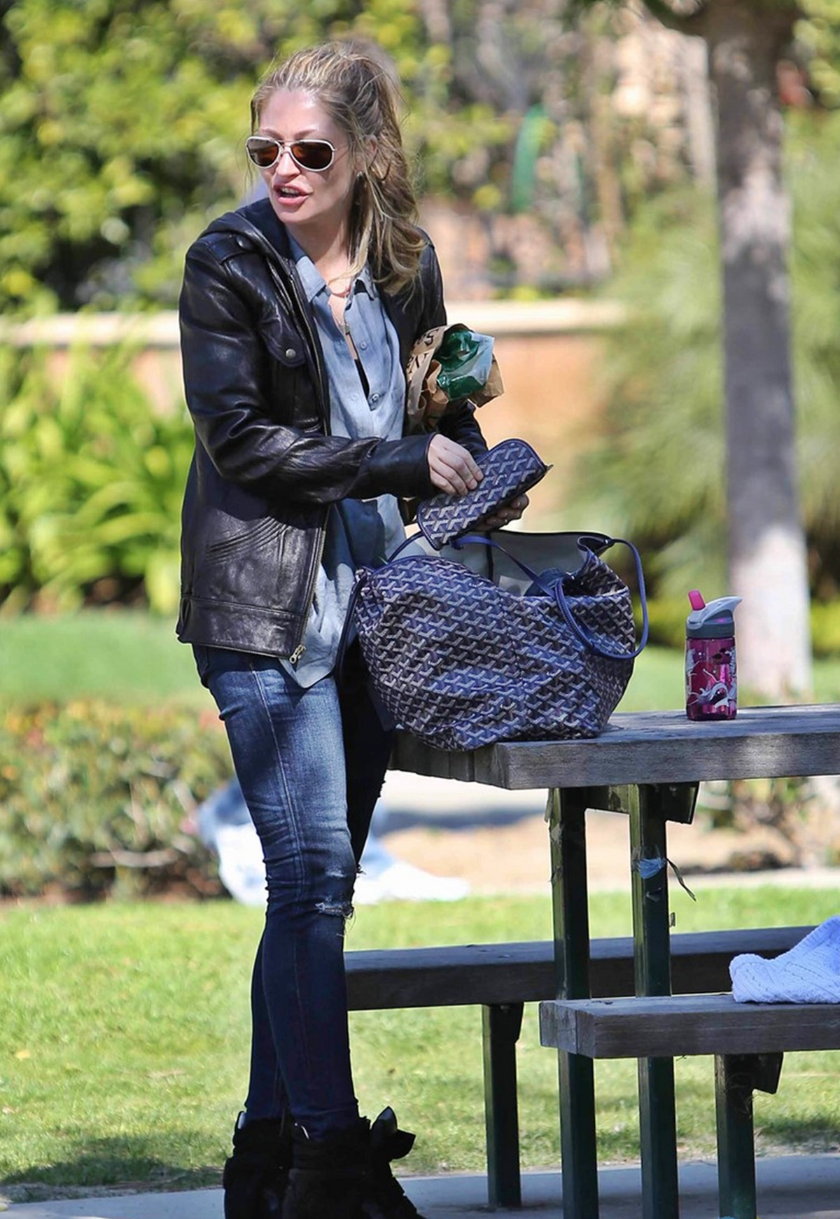 A Beverly Hills 90210 című sorozat dögös Antoniaja volt: Friss fotóin alig lehet felismerni - Rebecca Gayheart