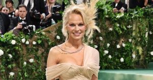 Pamela Anderson smink nélkül is gyönyörűen fest (Fotók!)