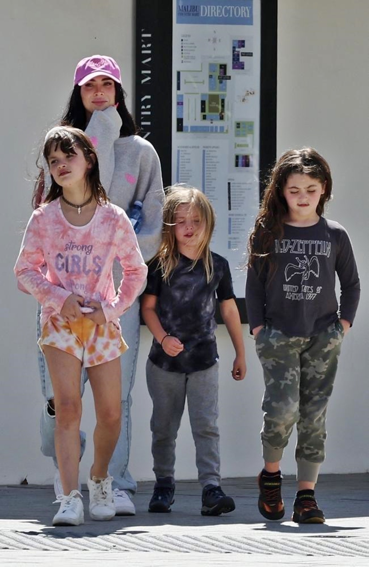 Sokan kiakadtak Megan Fox-ra, aki női ruhákban járatja a három fiát
